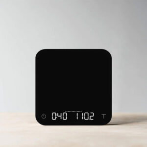 Báscula de café Acaia Pearl en negro con pantalla LED encendida