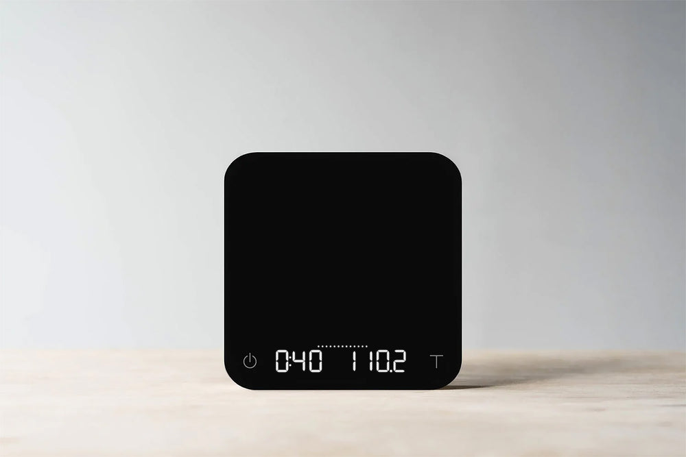 Acaia Pearl — Negra Báscula de café Acaia Pearl en negro con pantalla LED encendida